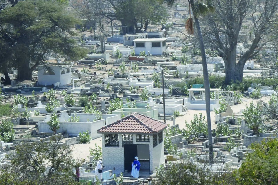 Cimetière de Soumbédioune : une opération nocturne de la police fait huit interpellations