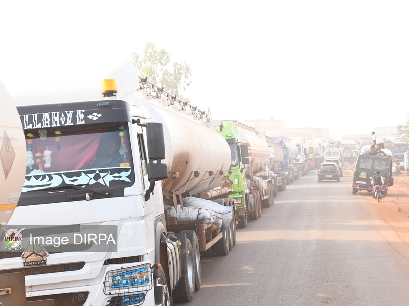 Mali : les FAMa sécurisent l’arrivée de plus de 900 camions-citernes à Bamako